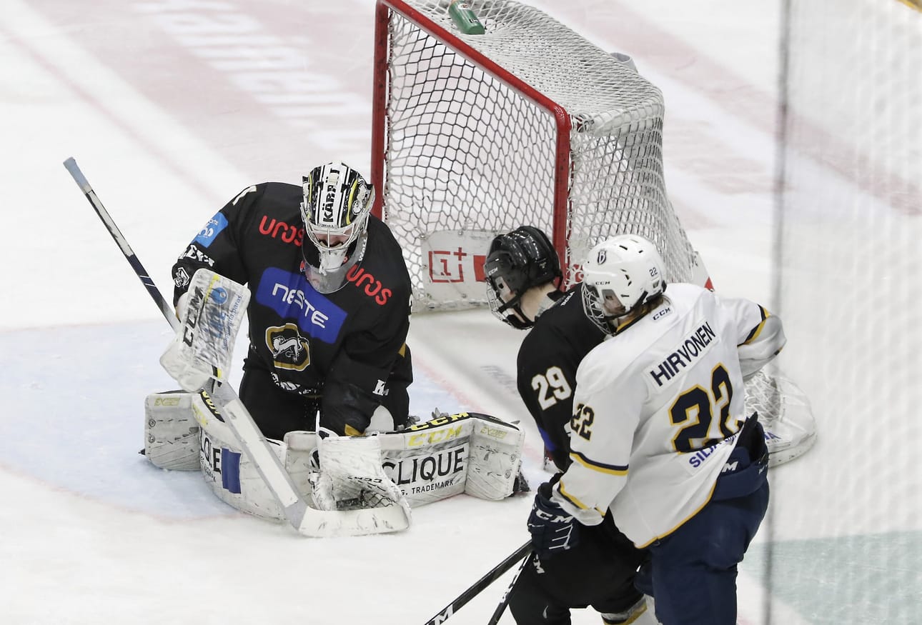 Justus Annunen (vas.) nähdään kärppämaalilla myös jatkossa.