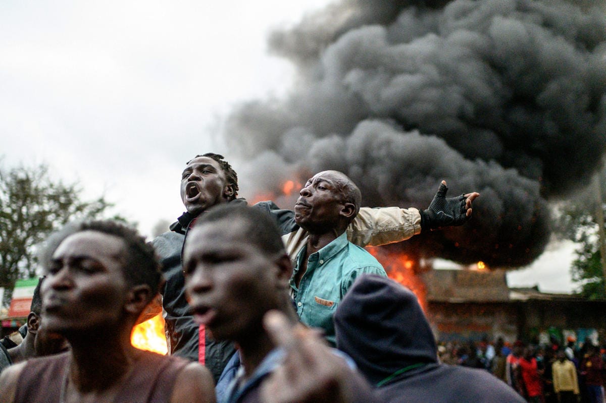 Entistä pääminiseriä Raila Odingaa tukeneet mielenosoittajat heittivät kiviä, sytyttivät autonrenkaita palamaan ja ottivat yhteen poliisin kanssa Nairobissa. LEHTIKUVA/AFP