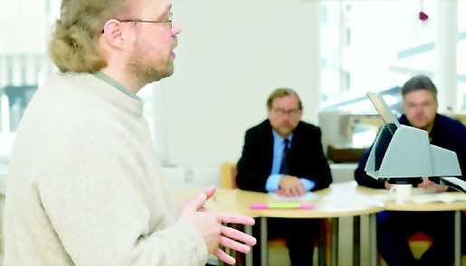 Vaihtoehdot esiin. Vihreiden puoluesihteeri Ari Heikkinen esitteli piirikokousväelle vihreiden vaihtoehtobudjettia, jossasyrjäyttävää työttömyyttä hoidettaisiin matalapalkka-alojen verotuella.