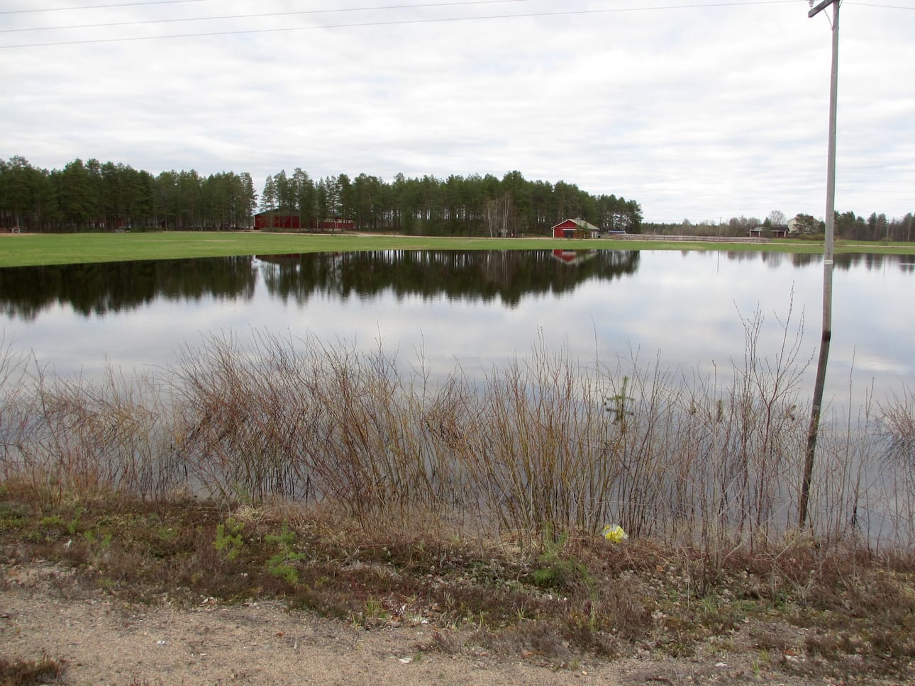 Peltoa vai uimarantaa? Näkymää ammattiopiston pelloilta Ranuantien varresta.