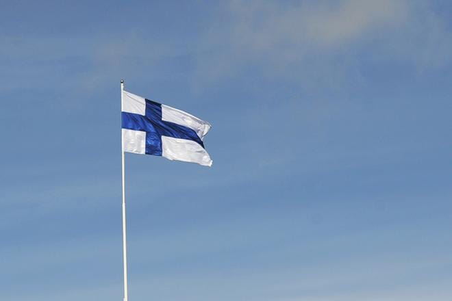 Tänään vietetään pyhäinpäivää, jolloin muistellaan menneitä sukupolvia ja kunnioitetaan vainajien muistoa. Perinteisiin kuuluu esimerkiksi viedä läheisten haudoille kukkia, kynttilöitä ja seppeleitä. Lisäksi liput nostetaan tänään salkoon ruotsalaisuuden päivän kunniaksi. LEHTIKUVA / MESUT TURAN