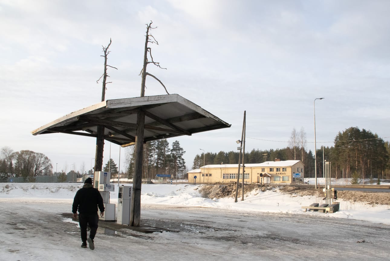 Aikoinaan tontilla sijainneen Aarnipirtin tarinaa kertoo osaltaan mittarikentän katoksen tukirakenteena olevat hongittuneet puut.