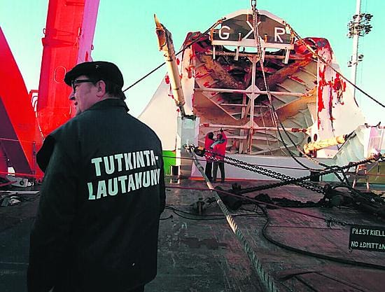 Kari Lehtola tutkimassa Estonian ylös nostettua keulavisiiriä Hangossa marraskuussa 1994.