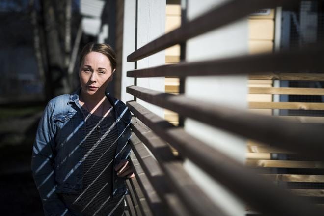Vaasalainen Carita Virta haluaa tukea ihmisiä päihittämään päihteet, koska yksin niitä vastaan on vaikea taistella. Sen hän tietää omasta kokemuksestaan. KUVA: JARNO PELLINEN