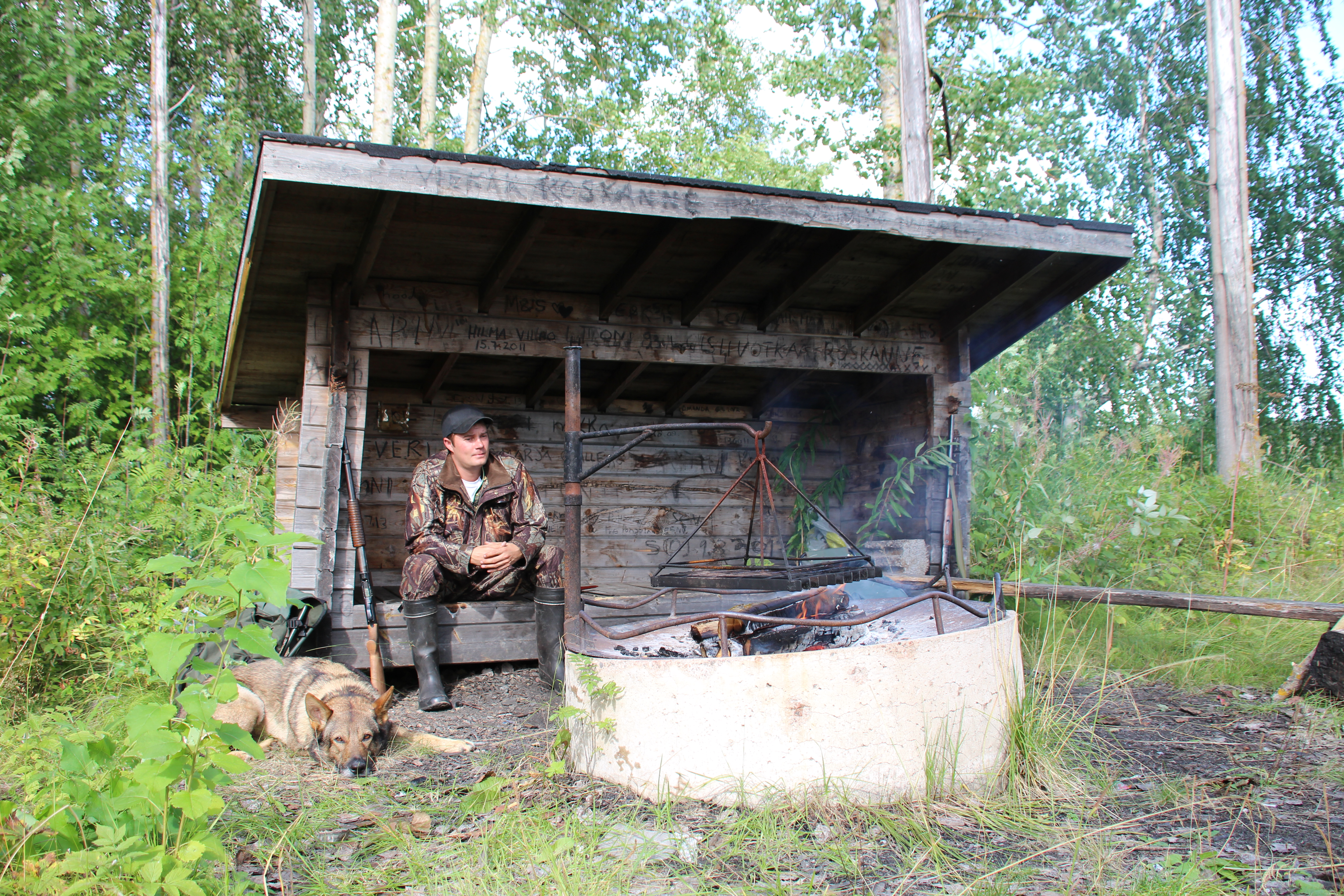 Vaikka lintusaalis jäisi laihaksi, nuotio, grillimakkara ja hyvä seura takaavat onnistuneen jahtipäivän.
