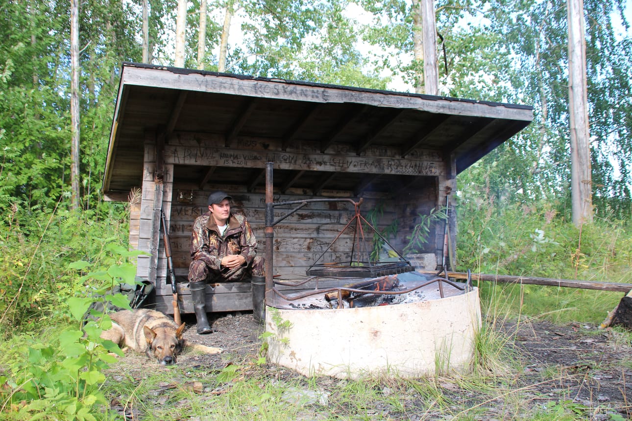 Vaikka lintusaalis jäisi laihaksi, nuotio, grillimakkara ja hyvä seura takaavat onnistuneen jahtipäivän.