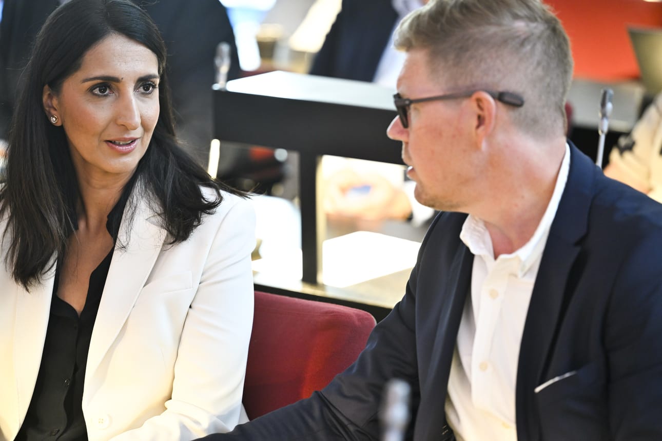 Nasima Razmyar keskusteli Antti Lindtmanin kanssa SDP:n työvaliokunnan ja puoluejohdon kesäkokouksessa Kouvolassa.