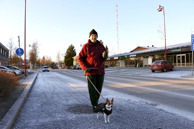 Paluumuuttaja Pauli Alanen on tyytyväinen Jurvan nykytilaan. Ulkoiluseurana hänellä on Friida-koira. KUVAT: JARMO PANULA
