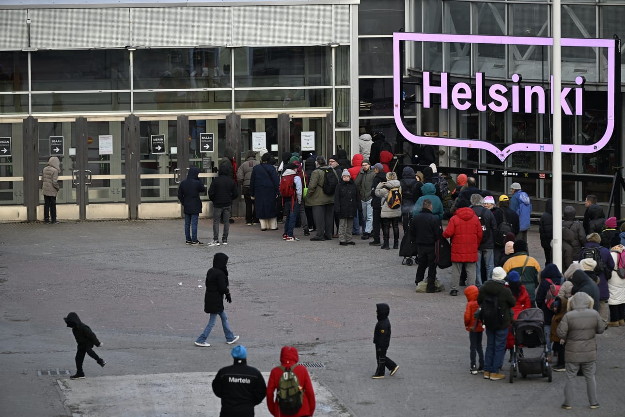 Sadat jonottajat jäivät juhlasta pois, sillä he eivät mahtuneet enää mukaan.