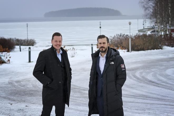 Lappajärven kunnanjohtaja Sami Alasara (vas.) ja Vimpelin kunnanjohtaja Sam Leijonanmieli kannustavat yrityksiä lähtemään Japaniin tulevana vuonna jättimäisten markkinoiden perään. KUVA: JOHANNA KATAJA