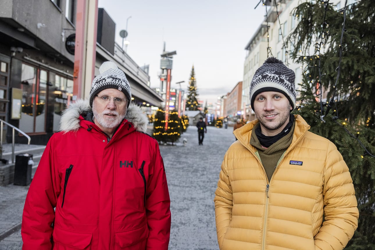 Pat McGinley on kotoisin Irlannin Galwaysta. Hänen poikansa Steven McGinley asuu Yhdysvalloissa, Texasissa. Kaksikko on Rovaniemellä ensimmäistä kertaa. Heidän mielestään paikalliset ruoat ovat hyviä.