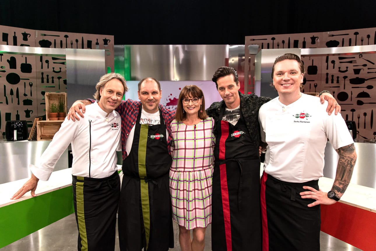 Kokkisodan uuden kauden avausjaksossa keittiössä ovat Kari Aihinen, Perttu Sirviö, juontaja Sikke Sumari, Ile Uusivuori ja Serko Rantanen.