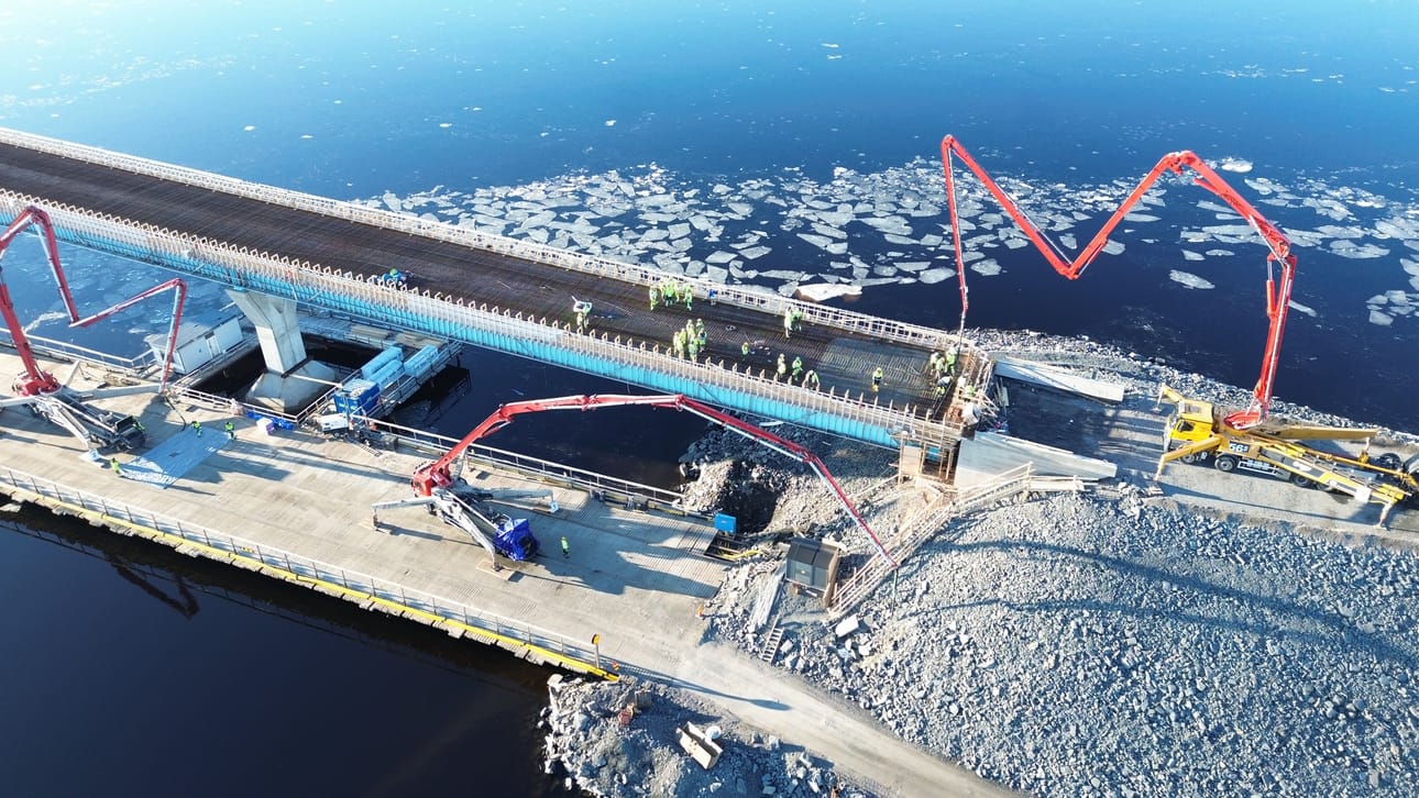 Huikun sillan 767-metrisen kannen valu alkoi maanantaiaamuna.