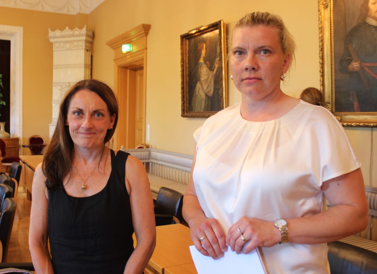 Kristiinalaispäättäjät Marja Lindberg ja Milla Mattila (oik.) jättivät kaksi aloitetta Raatihuoneella maanantaina. KUVA: LOTTA KALLIO