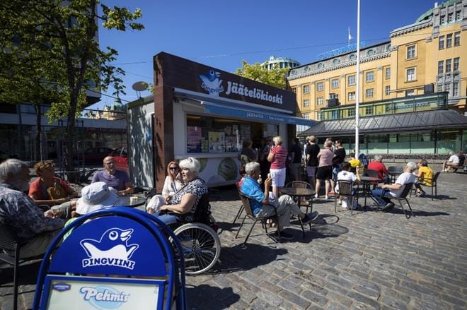 Vaasan kauppatorin Pingviini jäätelökioskilla oli väkeä jonoksi asti. Pallon koko oli keskiluokkaa, mutta hinta oli hieman korkea. KUVAT: JARNO PELLINEN