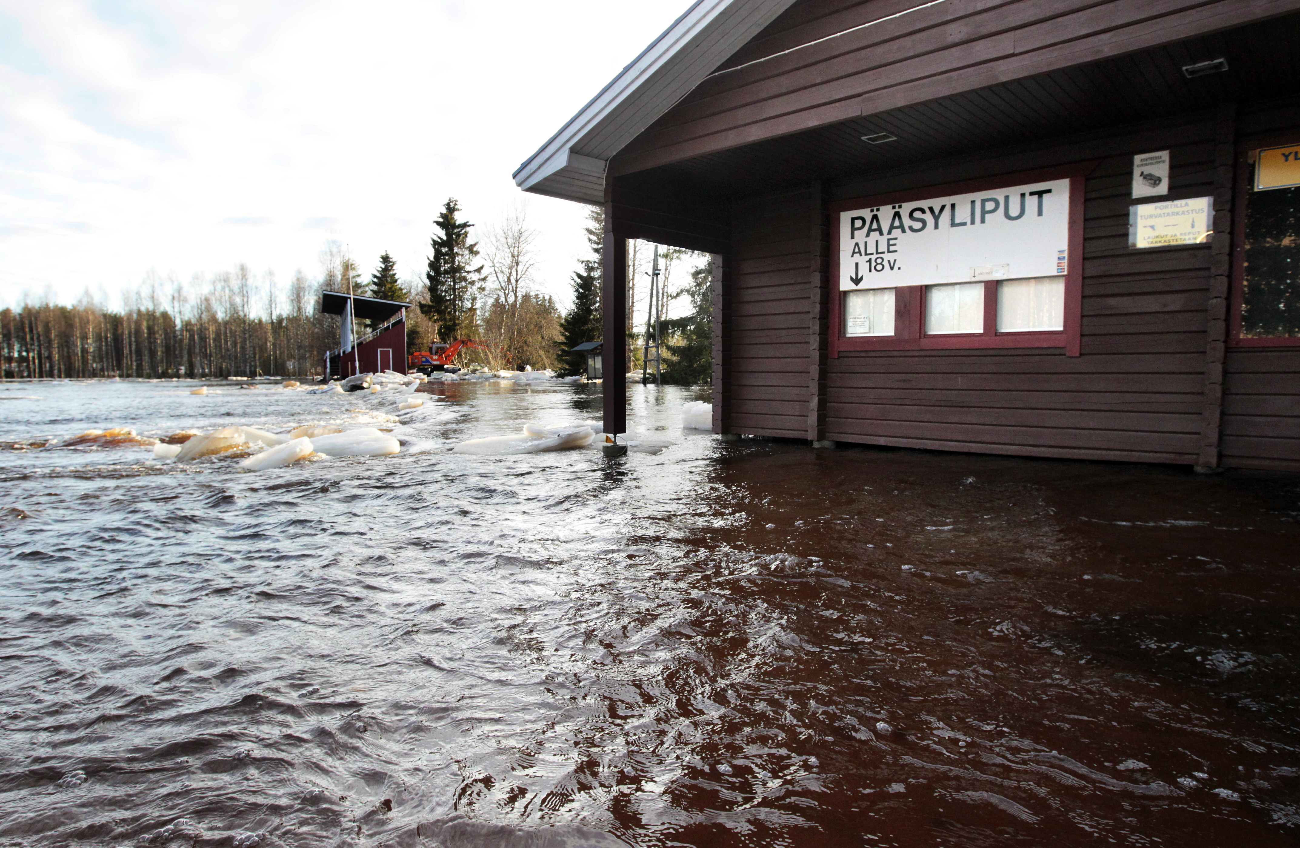 Nuijamiesten lava on veden ympäröimä.