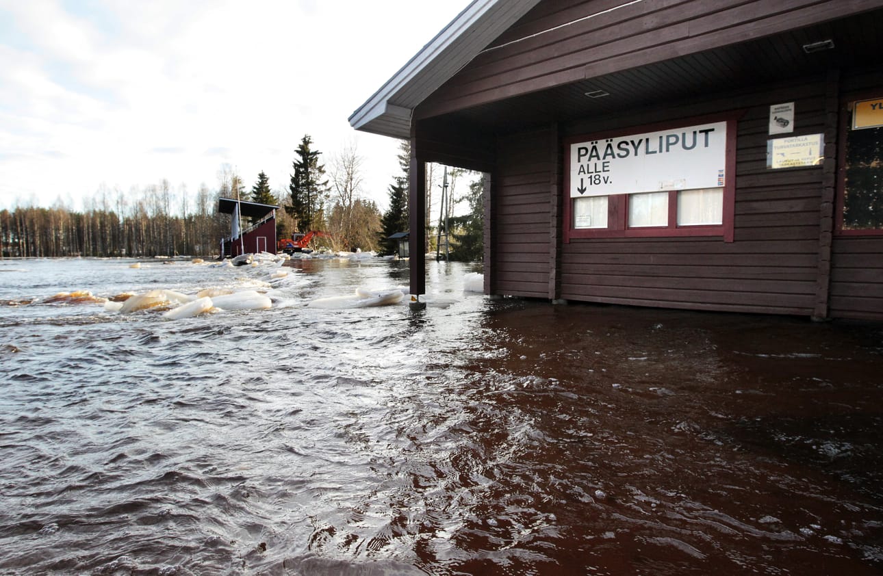 Nuijamiesten lava on veden ympäröimä.