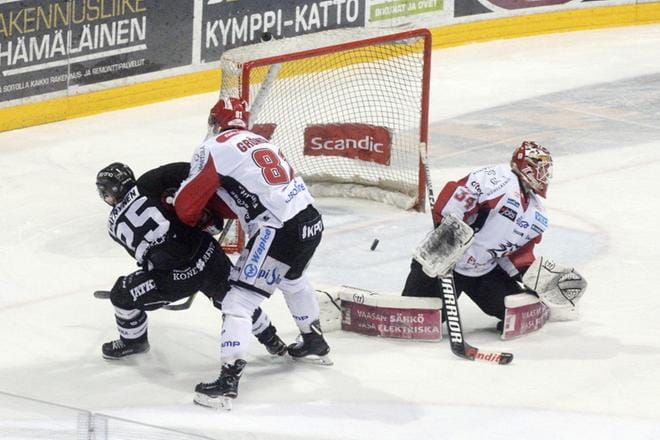 Tästä Teemu Väyrysen (vas. nro 25) osumasta alkoi TPS:n nousu. Sport-puolustaja Ari Gröndahl ei ehtinyt hätiin ja kiekko sujahti maaliin ohi Sport-vahti Jonathan Iilahden. KUVAT: TURUN SANOMAT / JARI LAURIKKO