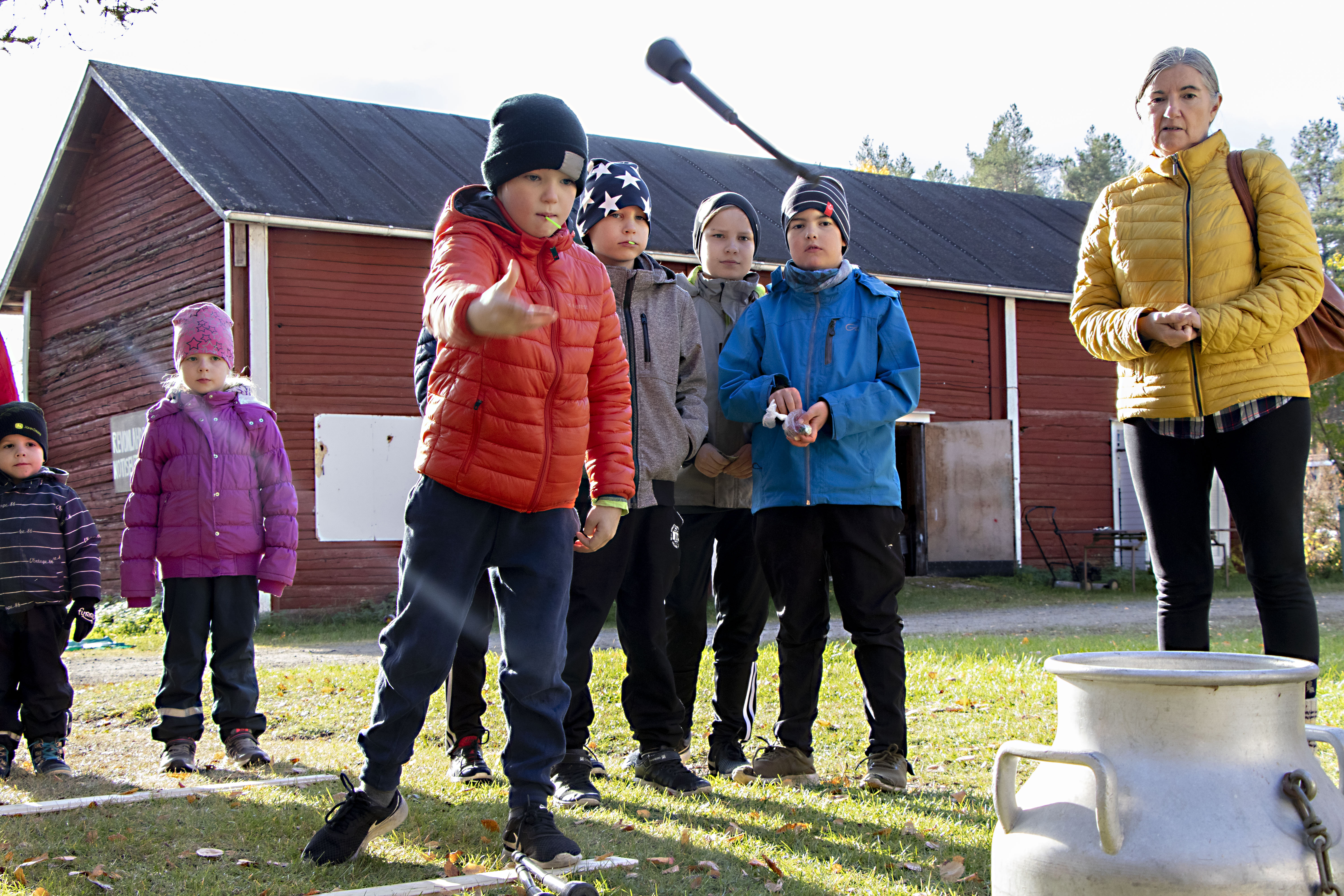 Nännikumin heitossa kilpailivat vanhat ja nuoret. Heittotarkkuuttaan koettamassa Aatu Mehtälä. Kaveri jännittävät taustalla.   