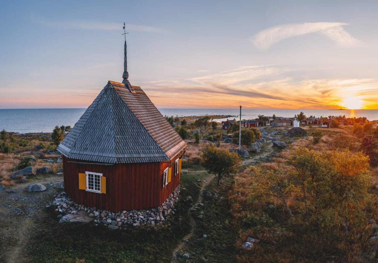 Maakallaan rakennettiin kalastajayhteisön ensimmäinen kirkko vuonna 1680, ja nykyinen Simon Jylkkä-Silvénin suunnittelema Kallan kirkko valmistui saarelle 1780.