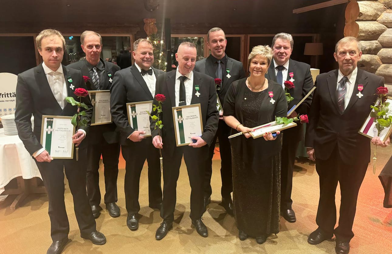 Petri Åman, Hannu Åman, Mika Tuliainen, Pasi Huhtala, Jarmo Hautala, Pia Hautala, Harri Salo ja Kalervo Salo astuivat hetkeksi parrasvaloihin. Kuvasta puuttuvat Marja-Liisa Lahti, Vesa Mäntylä ja Mika Nukala.