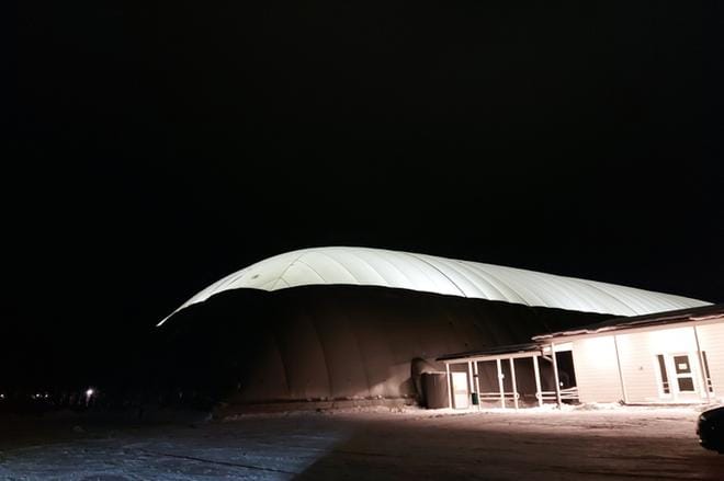 Länsi- ja Sisä-Suomen aluehallintoviraston antama päätös yleisötilaisuuksien ja yleisten kokousten rajoittamisesta 2. 3. - 31.3.2021 kieltää toimialueellaan kaikki sisä- ja ulkotiloissa järjestettävät yleisötilaisuudet ja yleiset kokoukset. Sisätiloissa ja alueellisesti rajatuissa ulkotiloissa voidaan kuitenkin järjestää yleisötilaisuuksia ja yleisiä kokouksia, joihin osallistuu enintään 10 (kymmenen) henkilöä edellyttäen, että turvallisuus niissä voidaan varmistaa noudattaen opetus- ja kulttuuriministeriön ja Terveyden ja hyvinvoinnin laitoksen 21.9.2020 antamaa ohjetta. Nyrkki suosittelee noudattamaan 10 henkilön enimmäismäärää myös yksityistilaisuuksissa ja uskonnollisissa tilaisuuksissa. Kuvassa Alajärven Pallohalli. KUVA: SARI HEINILÄ