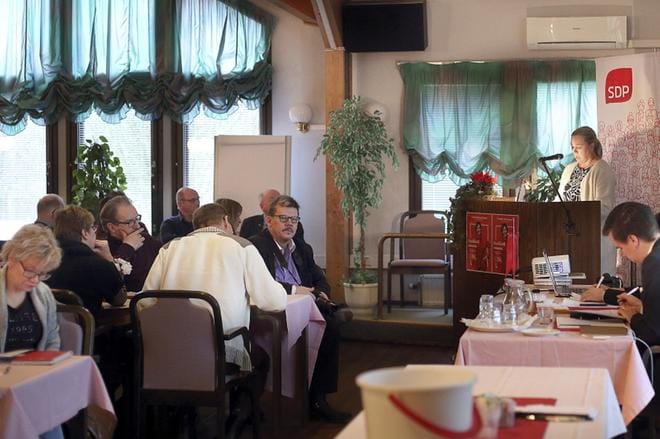 SDP:n syyskokous kokoontui tällä kertaa Alajärvellä. Kansanedustaja Jutta Urpilaisella on puheenvuoro. Oikeassa reunassa piirin johdossa jatkava vaasalainen Matias Mäkynen. KUVAT: HEIKKI HAKANEN