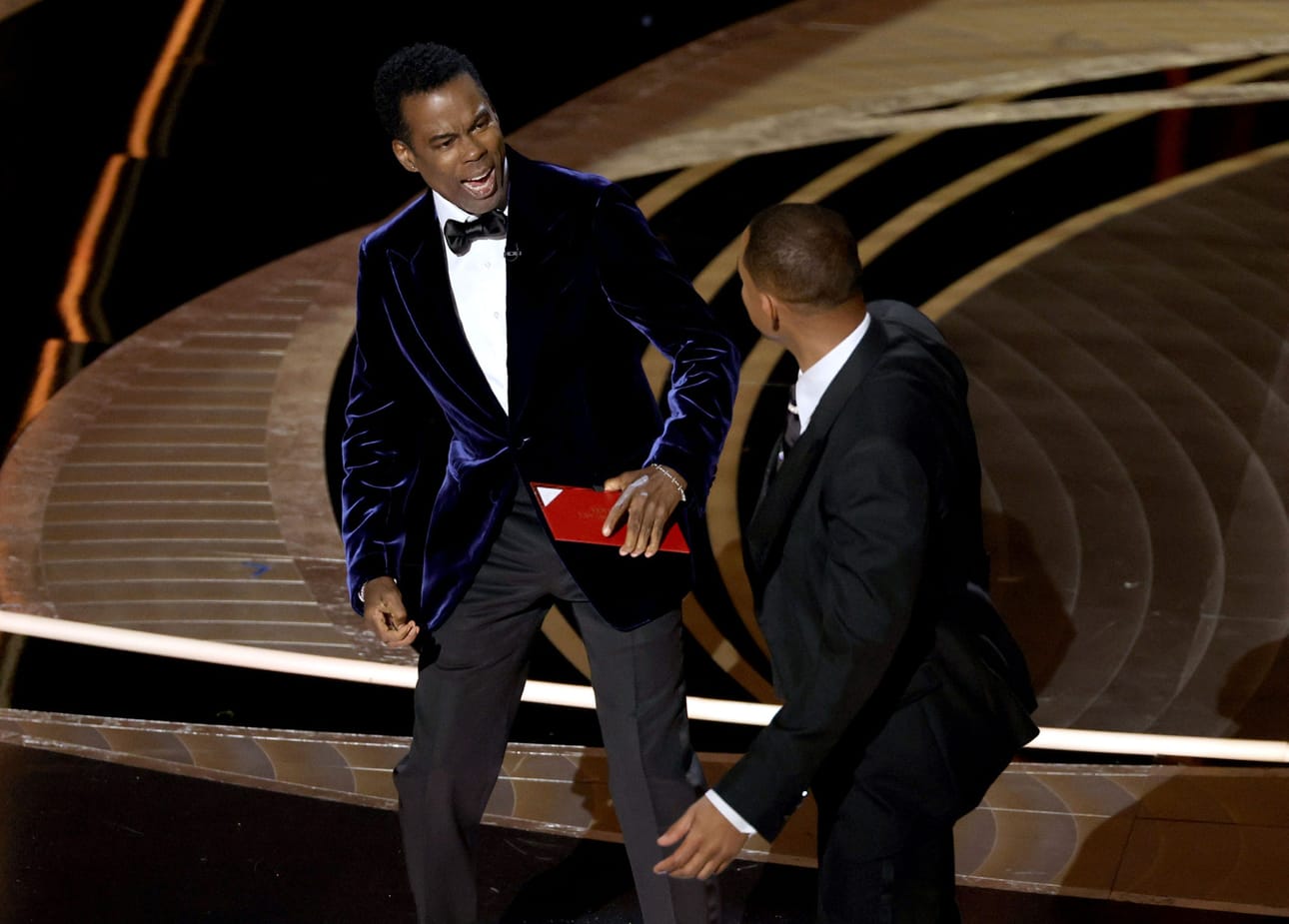 Will Smith (oik.) tinttasi Chris Rockia nyrkillä Oscar-gaalaassa.