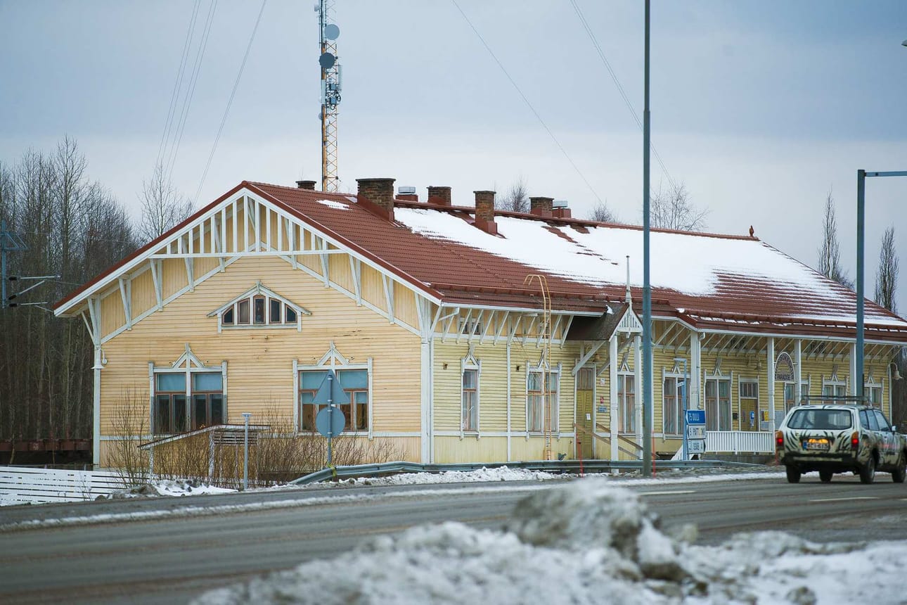 Nuoriso sai tullikamarin tilat käyttöönsä monien taisteluiden jälkeen 16.11.1989. Hanke tyssäsi ensin rakennuslautakuntaan, joka piti paikkaa kuolemanloukkuna, koska se sijaitsi rautatien ja vilkkaan pääväylän välissä.