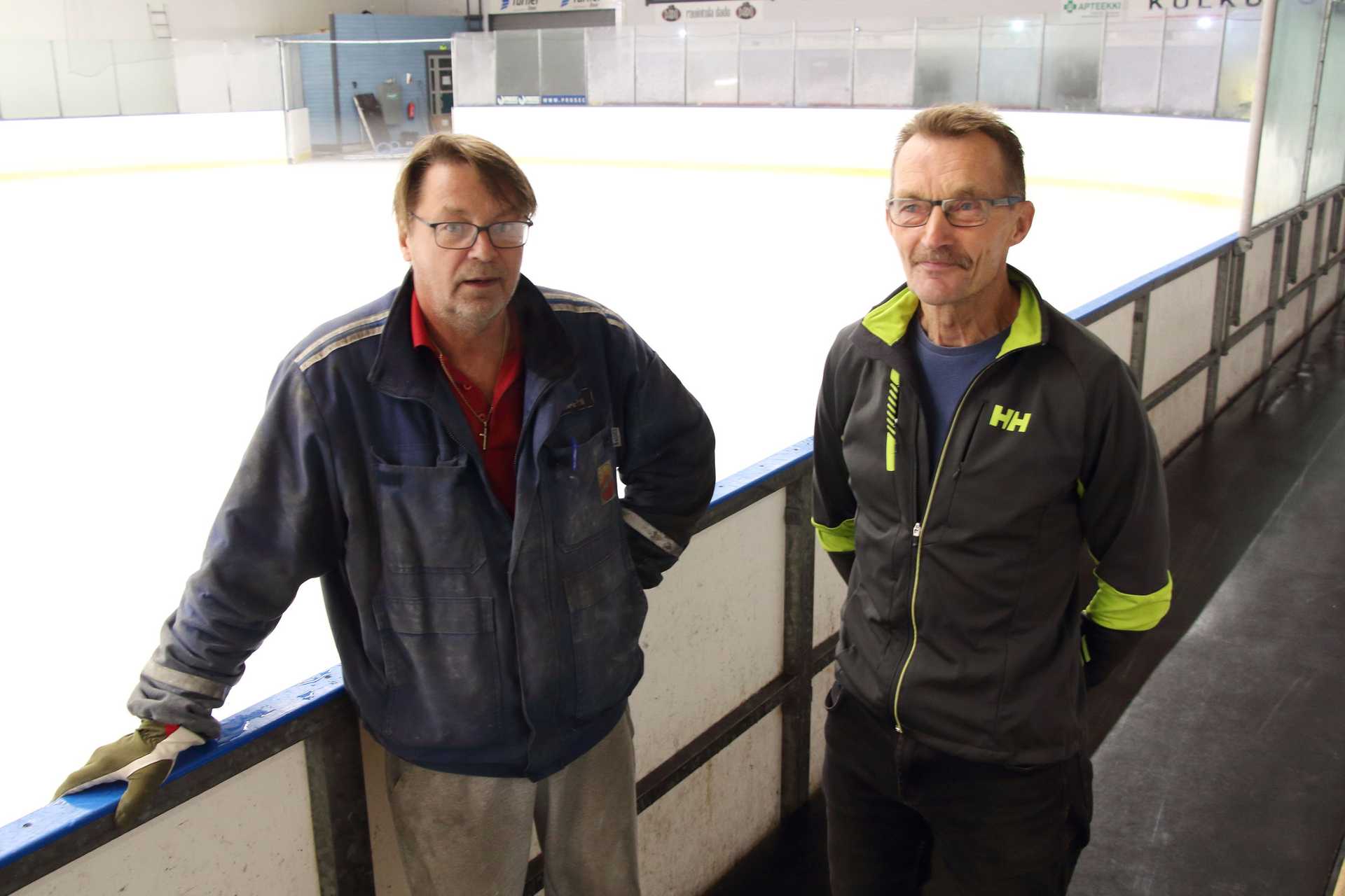 Jäähallin remonttikustannukset ovat 130¿000 euroa, josta 50¿000 euroa kattaa Fennovoiman ja Rosatomin sponsoriraha. Halliosakkeista kunta omistaa 48 prosenttia ja valtuusto tekee ensi viikolla päätöksen myöntääkö se remonttiin 40¿000 euron antolainan, Rajaniemi ja Kittilä kertovat.
