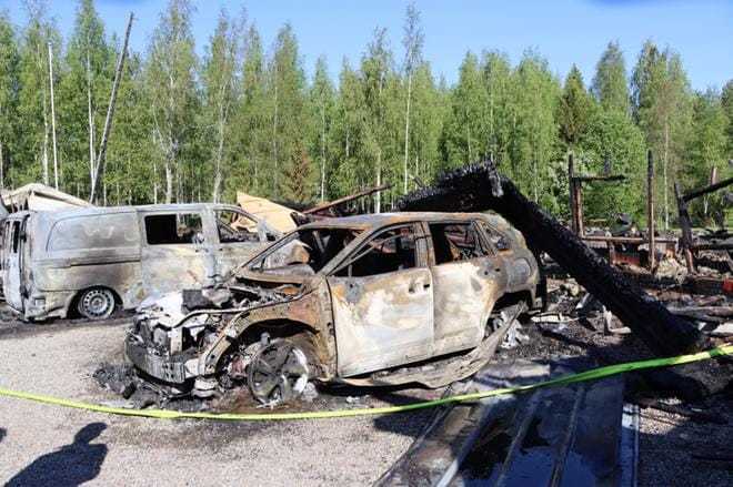 Sarvijoentiellä tuhoutui kokonaan noin 200 neliön ulkorakennus, kaksi autoa ja mönkijä. Henkilövahingoilta säästyttiin. KUVA: HENNA NEVALA