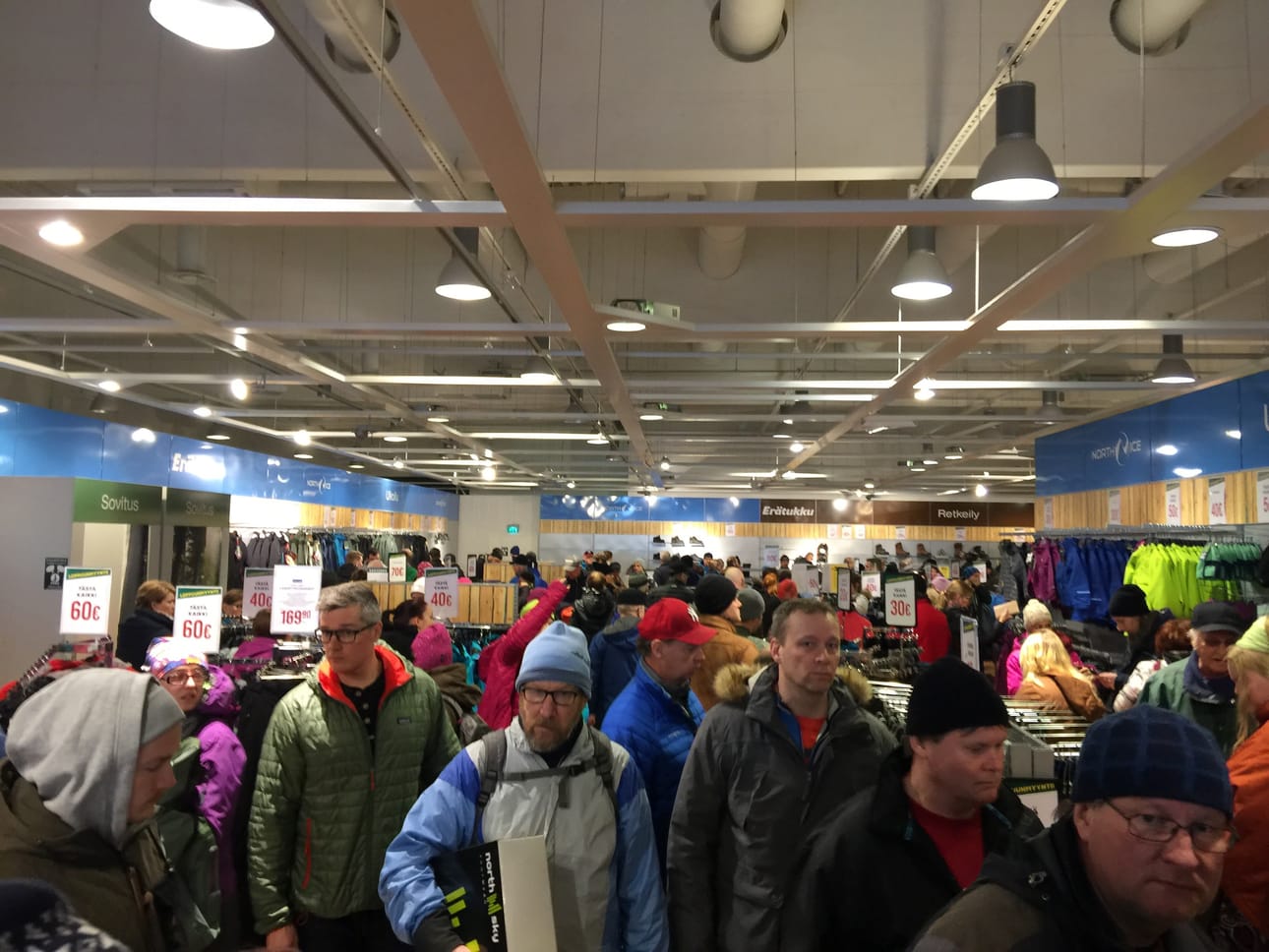 Erätukun konkurssiloppuunmyynnissä riitti väkeä Rovaniemellä.
