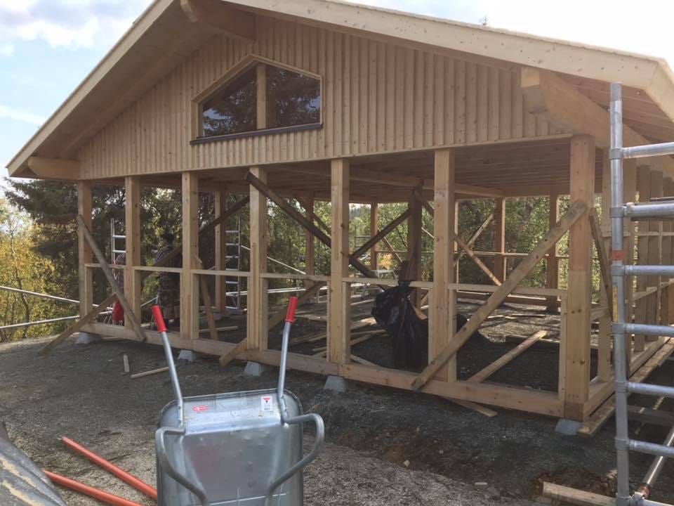 Yläosan päätyikkuna keventää Riisitunturin autiotuvan pihalle valmistuvan massiivisen taukokatoksen ulkoasua.