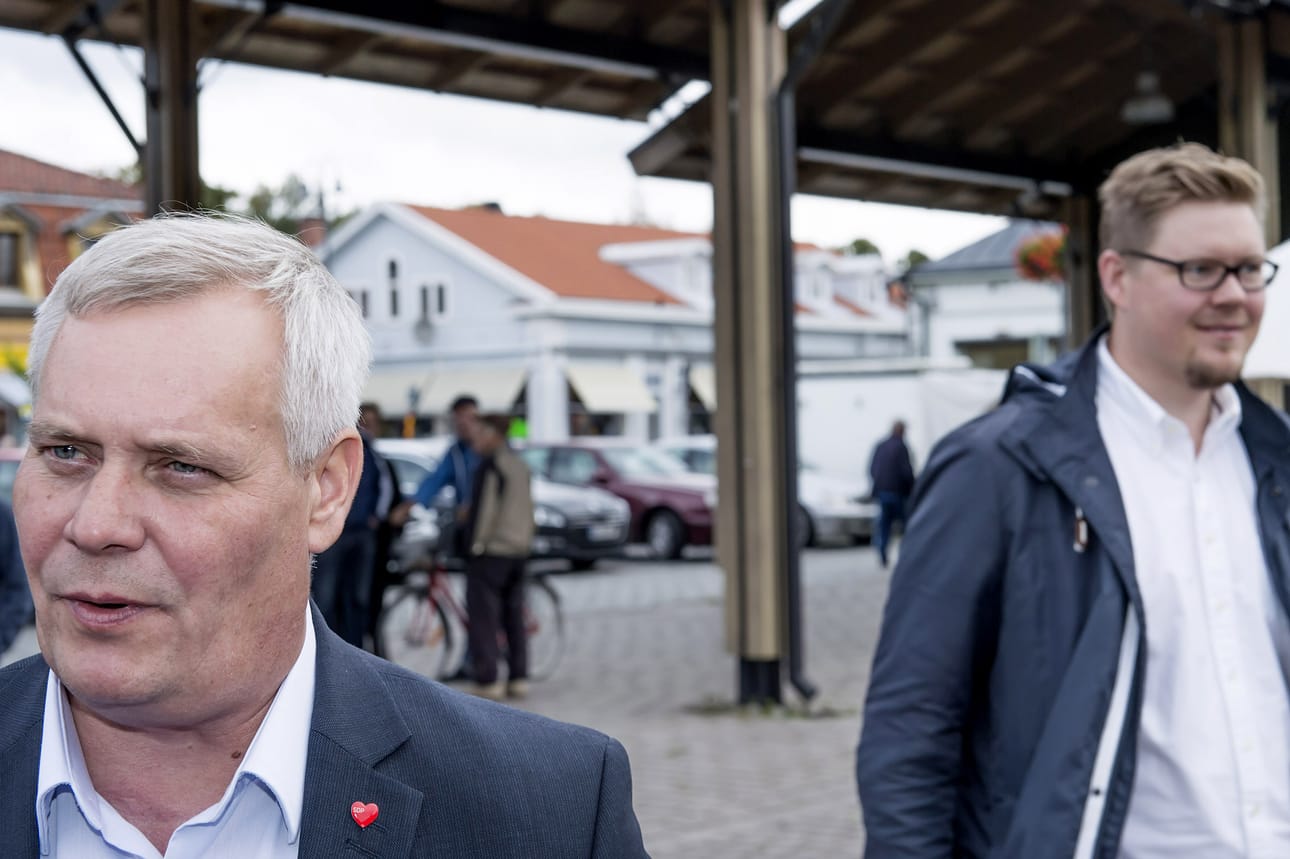 Sdp:n puheenjohtaja Antti Rinne (vas.) ja eduskuntaryhmän puheenjohtaja Antti Lindtman esittelivät Rauman kesäkokouksessa kymmenen työllisyyttä parantavaa keinoa. Arkistokuva.