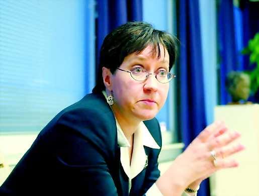 Siviilitkin ovat olemassa. Maria Lähteenmäki pyrkii laventamaan sotahistoriaa sille tyypillisiltä taistelulinjoilta ja juoksuhaudoista kohti kotirintamaa.