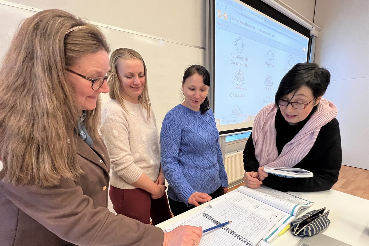 Kielten opettaja Anja Sjöholm (vas.) kertaa edellisellä oppitunnilla käsiteltyä sanastoa Natalie Riabovolin, Elina Vanhempingin ja Victoria Korchenevskan kanssa.