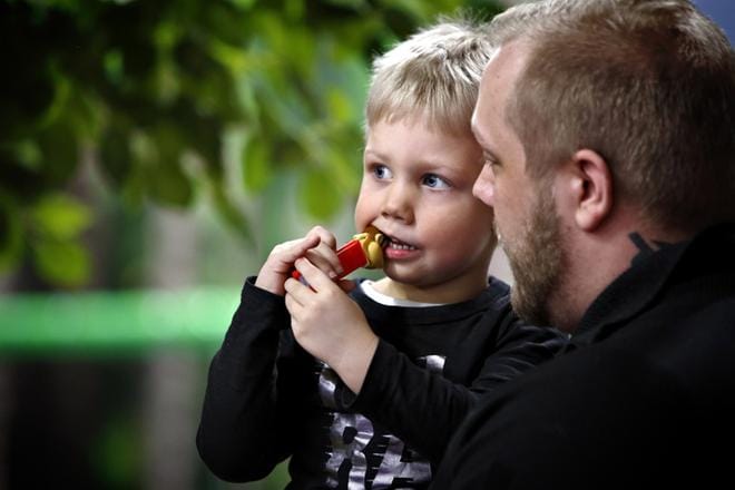 Kaksivuotias lapualainen Jimi Berg on toipunut hyvin leukemiasta. Isä Juho Berg oli poikansa seurana. Kuva: Tomi Kosonen