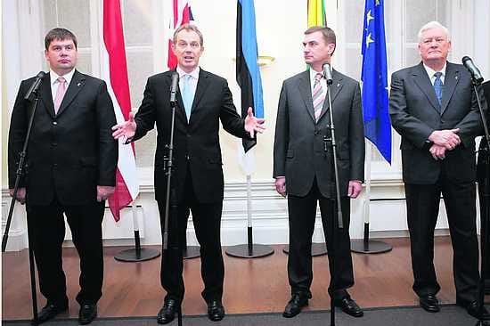Vastatuulessa. Algirdas Brazauskas (oik.) on joutunut uransa vakavimpaan kriisiin.
