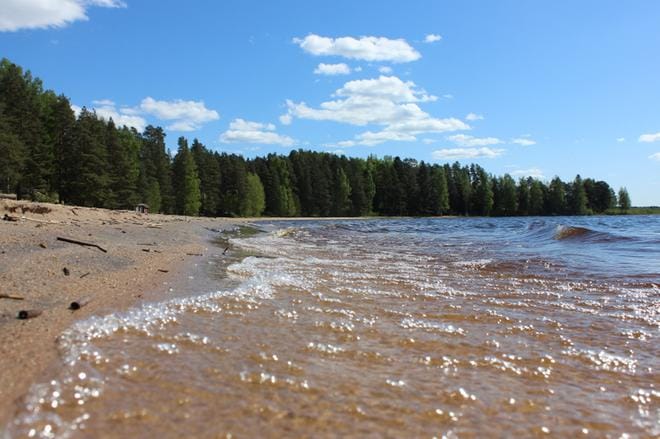 Kuortaneenjärven veden korkeus pysynee nyt maltillisella tasolla, jos kohta runsaat sateet saattavatkin kääntää pinnan nousuun. ARKISTOKUVA: REIJO HEIKKILÄ
