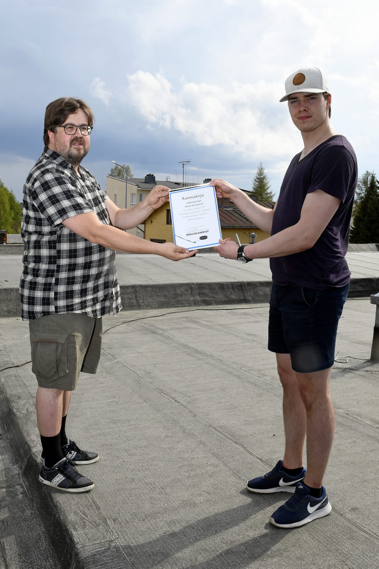 Taneli Ronkainen sai Koillissanomilta muistoksi kunniakirjan valinnasta Koillismaan vuoden parhaaksi urheilijaksi. Palkinnon luovutti urheilutoimittaja Janne Kaikkonen.