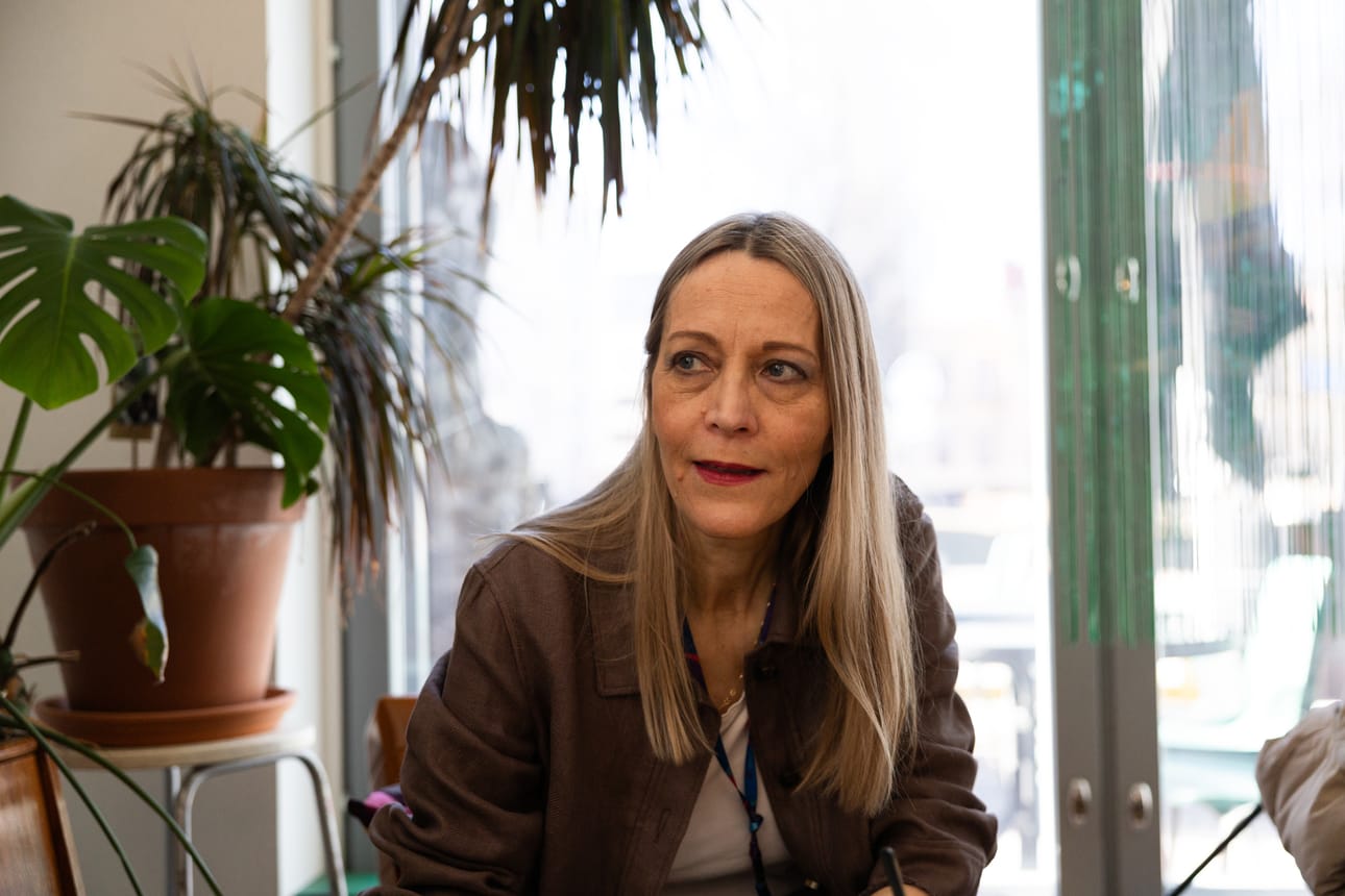 Heidi Lakkalan esikoisromaani kertoo näkyväksi tulemisesta ja oman polun löytämisestä. – Kun ihminen menee rikki ja kokoaa itsensä uudelleen, hän pystyy pehmenemään. Suorittaminen ja kovettaminen ovat selviytymiskeinoja, hän havainnollistaa teoksen teemoja.
