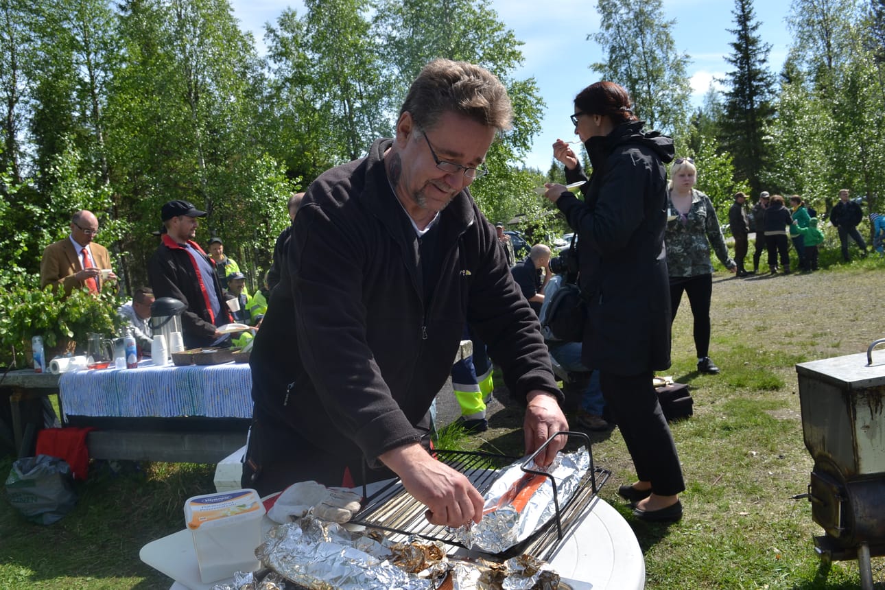 Työnohjaaja Risto Kuusisto johtaa suurta järvikalatutkimusta. Avajaistapahtumassa hän savusteli kalaa.