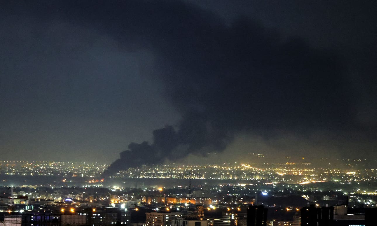 USAn ja Israelin iskujen aiheuttamaa savua Teheranin yllä tiistaina.