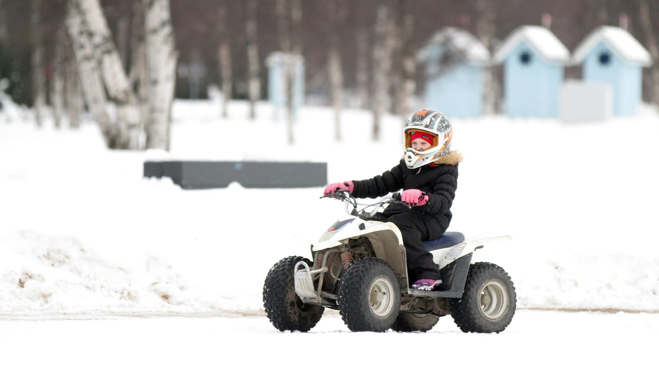 Talvikylässä pääsee tänäkin vuonna pikkumönkijöiden puikkoihin.