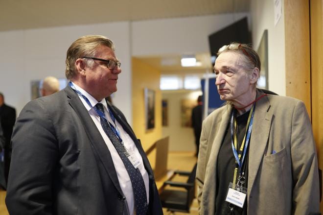 Ulkoministeri Timo Soini vaihtoi kuulumisia SMP:n ajoilta tutun Rolf "Fred" Sormon kanssa. Sormo työskenteli aikoinaan SMP:n suunnittelupäällikkönä. KUVA: Silja Viitala