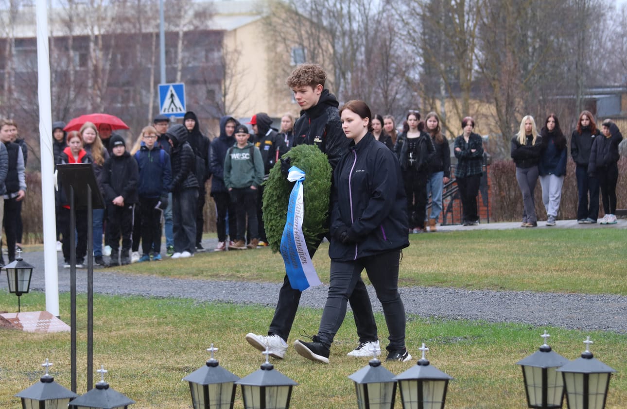Kauhavan yhtenäiskoulun 9A:n oppilas Iisakki Rintamäki ja lukion kakkosluokkalainen Roosa Rajamäki laskivat yläkoulun ja lukion seppeleen sankarihautausmaalla.