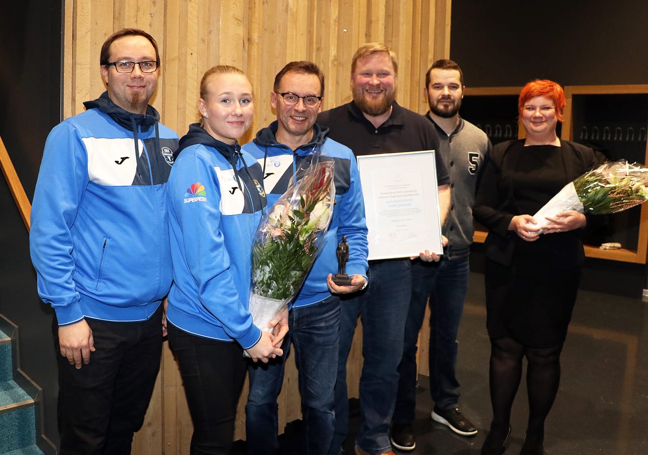 Rantalakeuden tämän vuoden Antti-patsaan sai Kempeleen Kirin miesten ja naisten superpesisjoukkueet. Patsasta olivat vastaanottamassa naisten joukkueesta pelinjohtaja Mika Takalahti, Rantalakeuden kummipelaaja Essi Kesti ja joukkueenjohtaja Timo Kärki. Miesten joukkueesta palkintoa olivat noutamassa manageri Sami Saloranta, pelaaja Marko Pelkonen ja tiedottaja Minna Huusari.