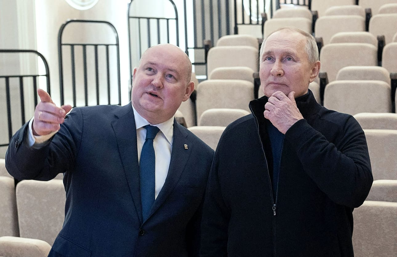 Venäjän viranomaisten mukaan viisi ihmistä kuoli ja yli 100 loukkaantui Ukrainan ohjusiskussa Krimille. Kuvassa Venäjän nimittämä Krimin kuvernööri Mihail Razvozhajevin (vas.). LEHTIKUVA/AFP