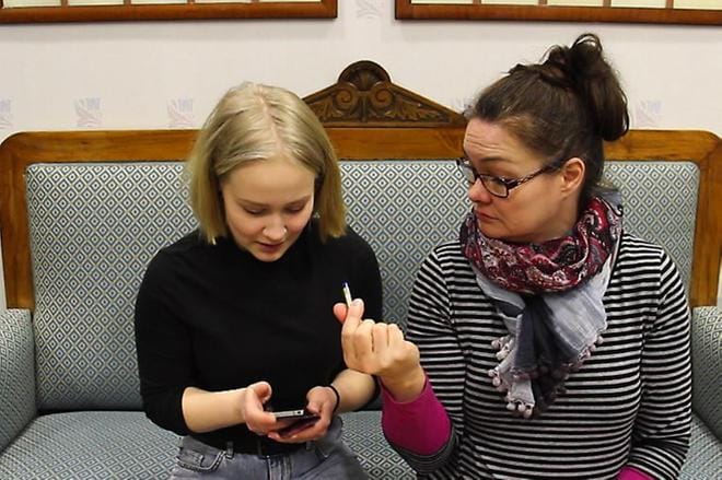 Testi-TV testaa erittäin tärkeitä asioita. Noora Laakso ja Susanna Pajakko keskittyvät sormiparistotestiin. Kuva: Noora Laakso