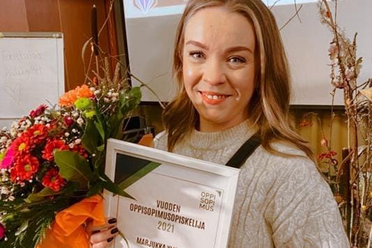 Marjukka Ylisaari haki valtakunnallisen palkinnon keskiviikkona Hämeenlinnasta. Kiinnostus opiskeluun jatkuu. Merkonomiopintojen jälkeen kiinnostavat tradenomiopinnot. Kuva: Marjukka Ylisaari
